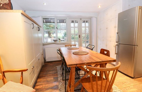 Rezare Cottage | SPRING PARK FARMHOUSE, pet friendly, with hot tub in Launceston