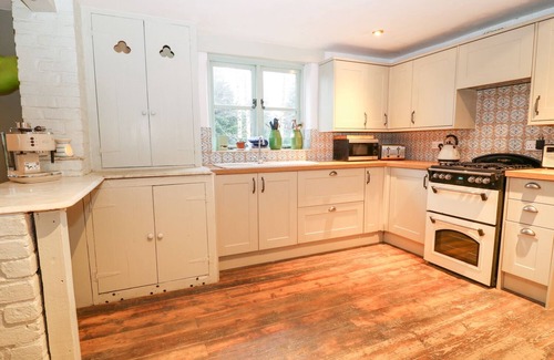 Rezare Cottage | SPRING PARK FARMHOUSE, pet friendly, with hot tub in Launceston