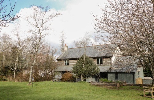 Rezare Cottage | SPRING PARK FARMHOUSE, pet friendly, with hot tub in Launceston