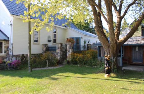 Lion's Head House | Spry Church Cozy Cottage