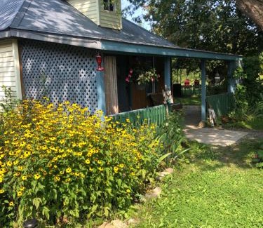 Lion's Head House | Spry Church Cozy Cottage