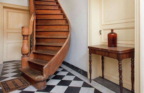Municipality of Leudal House | Square-shaped farmhouse in a rural area.