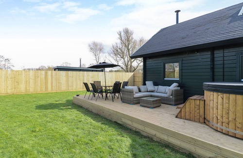 South Luffenham Cottage | SQUIRREL'S NEST, pet friendly, with hot tub in Edith Weston
