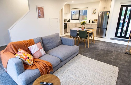Edgeware House | St Albans 2 bed townhouse with park