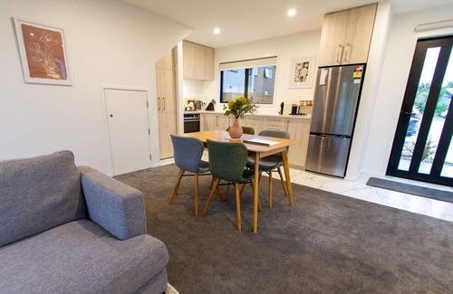 Edgeware House | St Albans 2 bed townhouse with park