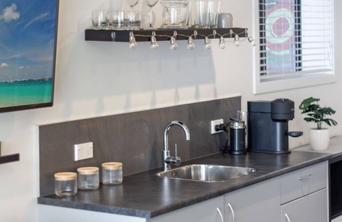 Saint Albans House | St Albans Gem Single Level Studio with Queen Bed