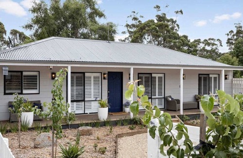 Trentham Cottage | St Andrew's Cottage Trentham