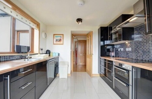 Outer Hebrides Cottage | ST CLEMENTS VIEW, pet friendly, luxury holiday cottage in Borrisdale
