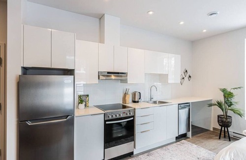 Plateau Mont Royal Apartment | St-Denis 209 · Amazing New Apartment Close to Mount Royal (Le Plateau) by Denstays