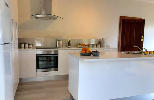 Launceston CBD House | St John CBD spectacular views Free WI FI Netflix.