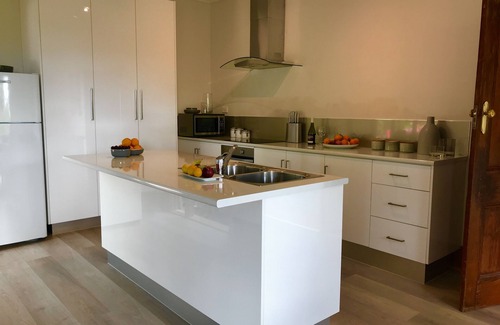 Launceston CBD House | St John CBD spectacular views Free WI FI Netflix.