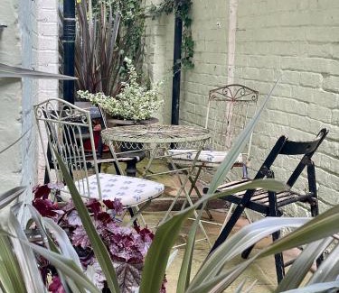 Shrewsbury House | St. John’s hill - with parking