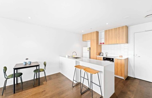 St Kilda Apartment | St Kilda 1BR Apt|City Views|Parking|Beach|Tram