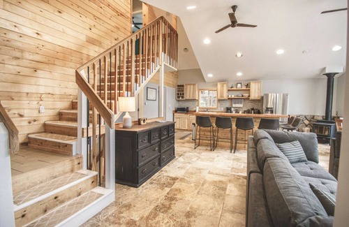 Saint Mary's House | St. Mary's mountain retreat with hot tub - sleeps 10