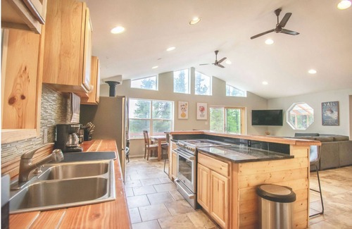 Saint Mary's House | St. Mary's mountain retreat with hot tub - sleeps 10