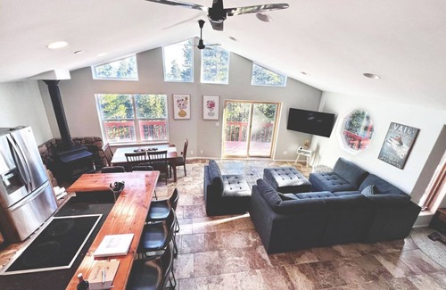 Saint Mary's House | St. Mary's mountain retreat with hot tub - sleeps 10