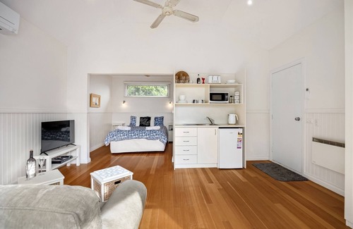Sorrento Cottage | ST PAULS BLUE OCEANSIDE SELF CONTAINED COTTAGE IN SORRENTO