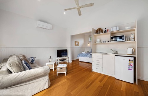 Sorrento Cottage | ST PAULS PINK BAYSIDE SELF CONTAINED COTTAGE IN SORRENTO