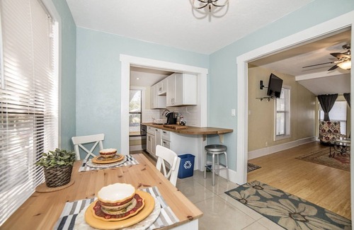 Crescent Lake House | St Pete Dtwn+15 min to beach+ Large beautiful rental w/2 bikes to tour st pete!