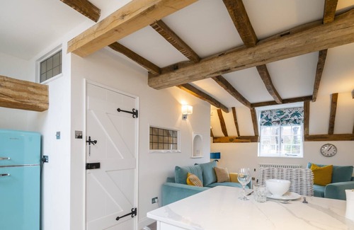 Marlow Apartment | Stable Annex Bisham - Vibrant 1 Bed With Parking
