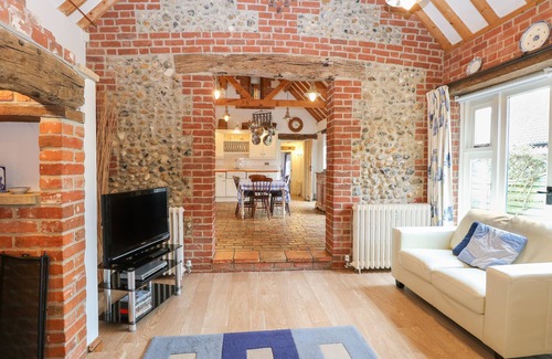 West End Cottage | STABLE COTTAGE, pet friendly, character holiday cottage in Necton