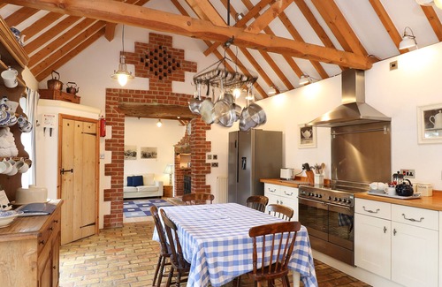 West End Cottage | STABLE COTTAGE, pet friendly, character holiday cottage in Necton