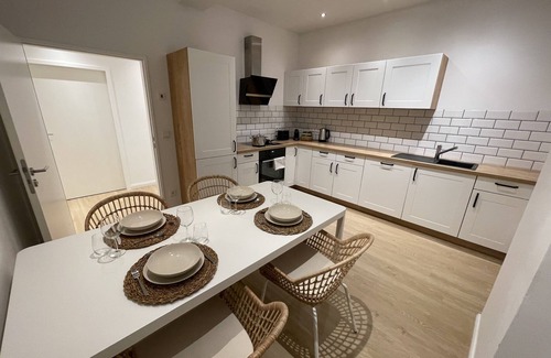 Lichtenfels Apartment | Stadtjuwel: Central & Modern