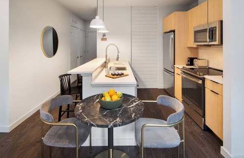 Downtown Apartment | Stamford Grand Apartment + Cozy Den