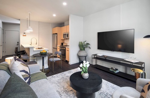 Downtown Apartment | Stamford Grand Apartment + Cozy Den