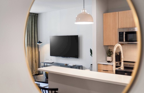 Downtown Apartment | Stamford Grand Apartment + Cozy Den