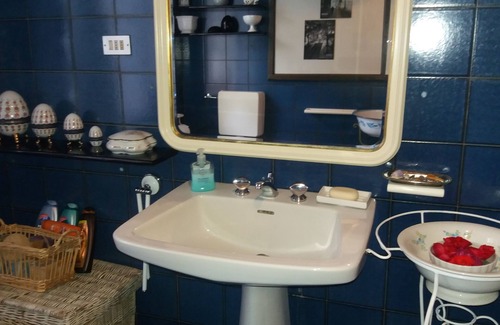 Revello Bed & Breakfast | Standard Blue Triple Room