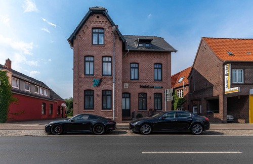 Leer Cottage | Standard double room 10 (top floor right) - 24/7 self-check-in, 14008