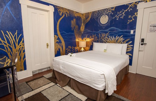 Union Square Hotel | Standard Queen Room w/Ensuite Bathroom