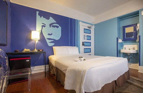Union Square Hotel | Standard Queen Room w/Ensuite Bathroom