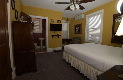 Ventnor City Bed & Breakfast | Standard Queen Room 300 feet from the boardwalk and beach with parking and full breakfast