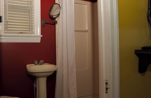 Ventnor City Bed & Breakfast | Standard Queen Room 300 feet from the boardwalk and beach with parking and full breakfast