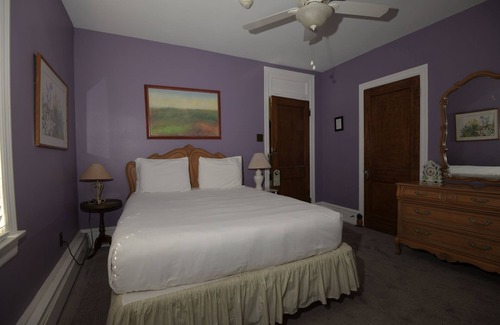 Ventnor City Bed & Breakfast | Standard Queen Room 300 feet from the boardwalk and beach with parking and full breakfast
