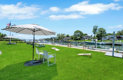 Hampton Bays House | Standard Room in Boutique Hotel, the Heart of Hampton Bays, Waterfront.
