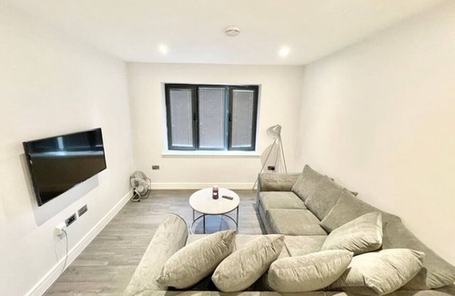 Stanmore Apartment | Stanmore Central - Ground Floor Garden Apartment