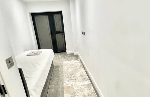 Stanmore Apartment | Stanmore Central - Ground Floor Garden Apartment