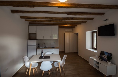 Trn House | Stara kuca Estate