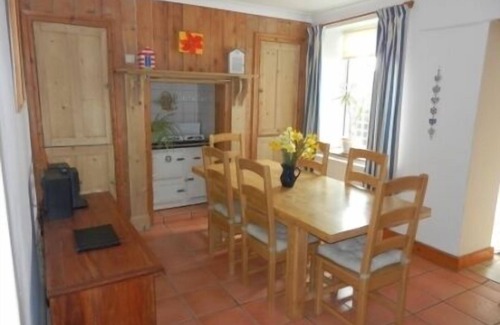 Crantock Cottage | Starfish Cottage - Crantock Beach North Cornwall sleeps 8, parking for 2 cars