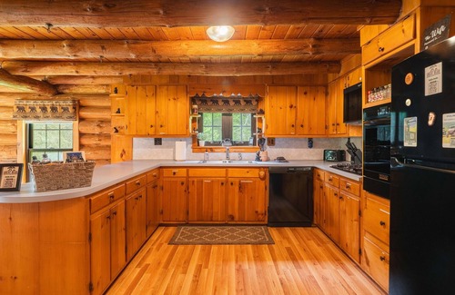 Coudersport Cabin | Stargaze in Style | Hot Tub + Log Cabin Escape