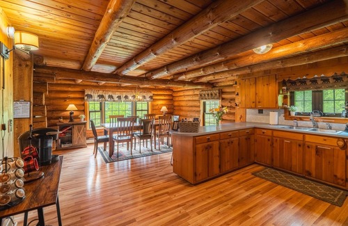 Coudersport Cabin | Stargaze in Style | Hot Tub + Log Cabin Escape