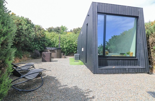 Gorey Cottage | STARGAZER, romantic, with hot tub in Ballymoney, County Wexford