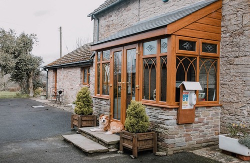 Westbrook Court Apartment | STARGAZER'S FIELD HOUSE, family friendly in Hay-On-Wye
