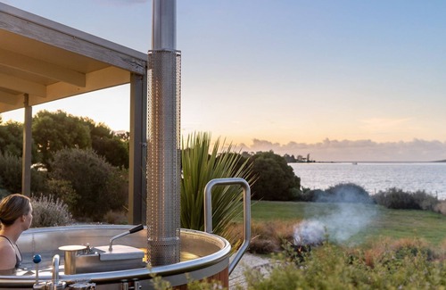 Clarence Point Cottage | Stargazers Waterfront Hot tub Cottage Tasmania ITAS