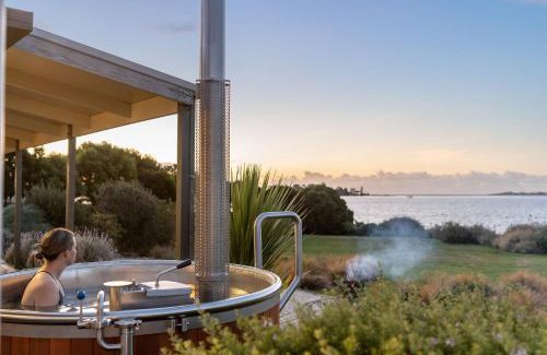 Clarence Point House | Stargazers Waterfront Hot tub Cottage Tasmania