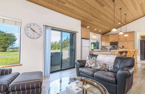 Sea Ranch House | Starlight Reach | Private Hot Tub