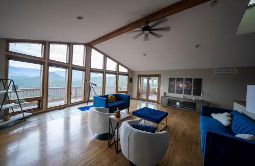 Bailey Villa | Starry Mountain Manor! Infinity Swing, Decks, Spa